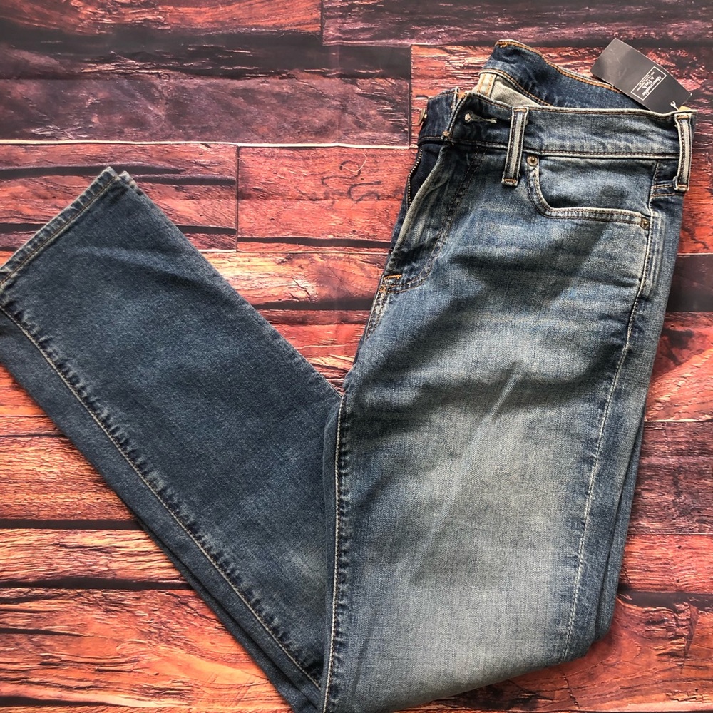 Abercrombie & Fitch Straight Fit medium wash men’s jeans, 30 x 32 NWT